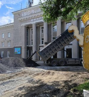 В Кемерове благоустраивают сквер у ДК имени 50-летия Октября в Кировском районе