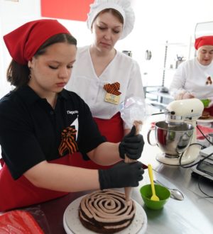 Торты Победы пекут кемеровские студенты и активисты