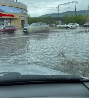Огромные грязные лужи вновь образовались на дорогах Новокузнецка