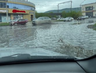 Огромные грязные лужи вновь образовались на дорогах Новокузнецка