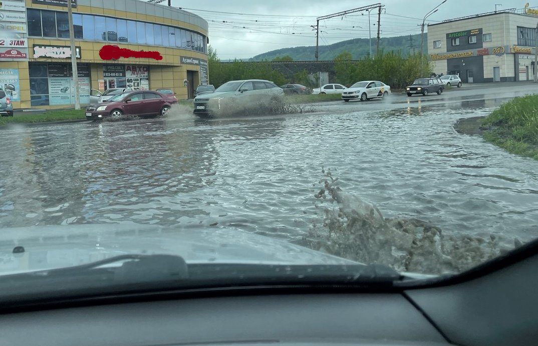 Огромные грязные лужи вновь образовались на дорогах Новокузнецка