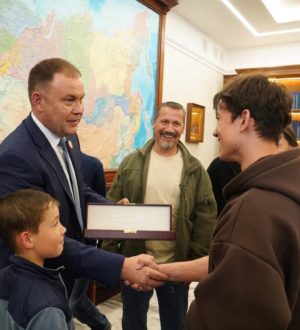 Губернатор Кузбасса пообещал подарить машину многодетной семье из Осинников