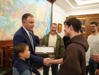 Губернатор Кузбасса пообещал подарить машину многодетной семье из Осинников