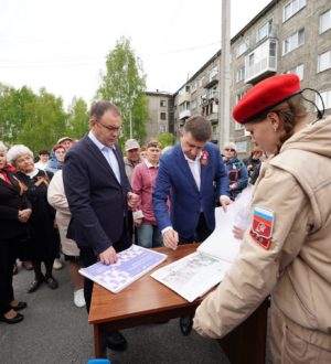 Илья Середюк обсудил с жителями Гурьевска благоустройство Сквера памяти