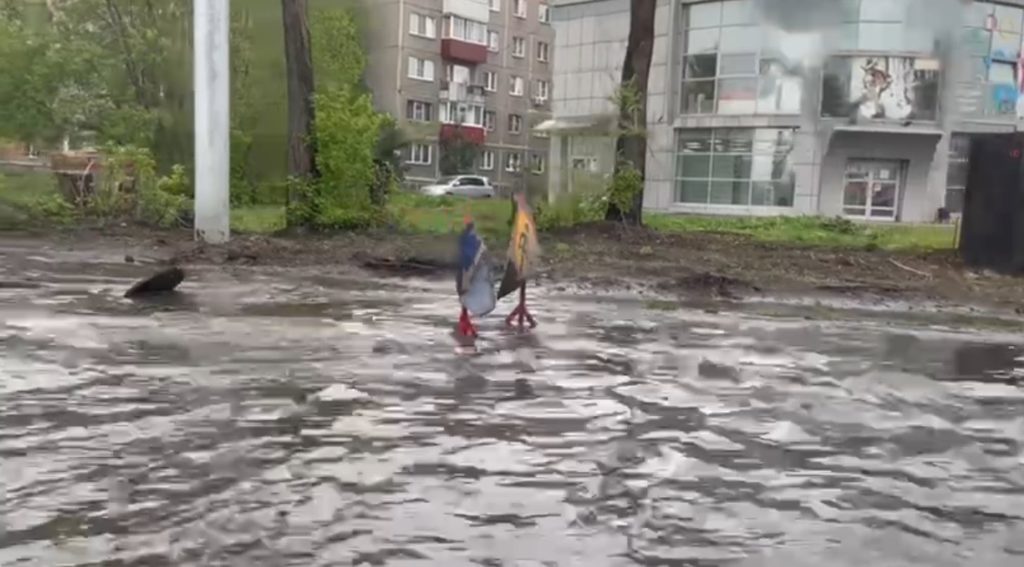 Огромные грязные лужи вновь образовались на дорогах Новокузнецка