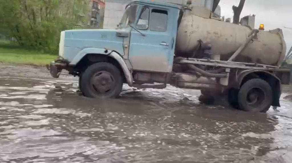 Огромные грязные лужи вновь образовались на дорогах Новокузнецка