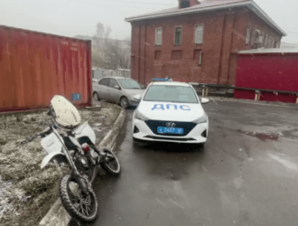 В Новокузнецке сотрудники ГИБДД поймали трех несовершеннолетних мотоциклистов