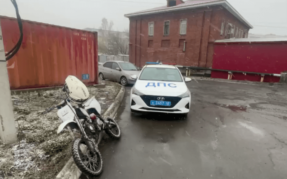 В Новокузнецке сотрудники ГИБДД поймали трех несовершеннолетних мотоциклистов