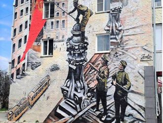 Несколько муралов о подвигах земляков появились в Кузбассе ко Дню Победы