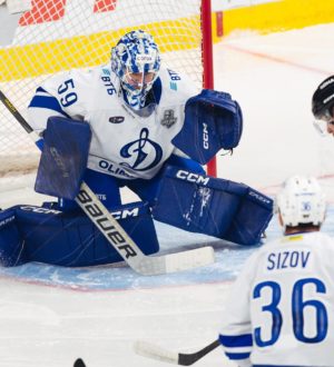 Кузбасский хоккеист вошел в список претендентов на приз лучшему вратарю КХЛ