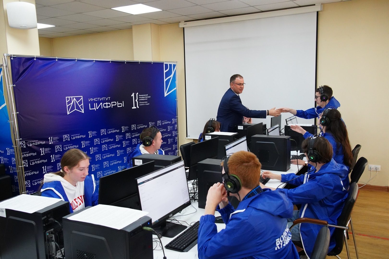 Кузбассовцы прислали свыше тысячи вопросов на прямую линию с губернатором