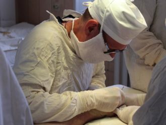 Кузбассовцу пришили палец со второй попытки