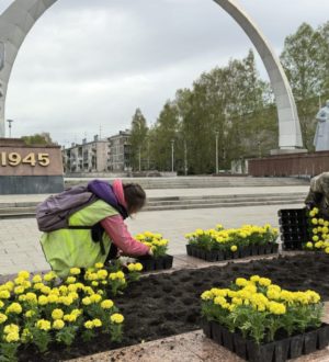 В Новокузнецке приступили к украшению цветами Бульвара Героев