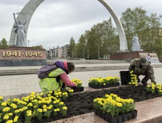 В Новокузнецке приступили к украшению цветами Бульвара Героев