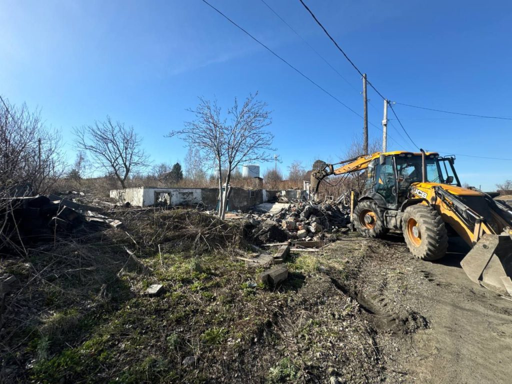 В Новокузнецке убирают старые аварийные дома