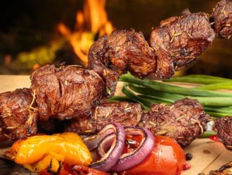 Опрос РСХБ: 45% россиян выбирают фермерское мясо для шашлыков