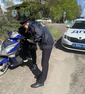 Разрешила 12-летнему сыну кататься на мопеде: в Ленинске-Кузнецком женщину привлекли к ответственности