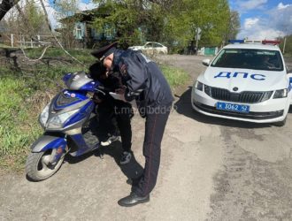 Разрешила 12-летнему сыну кататься на мопеде: в Ленинске-Кузнецком женщину привлекли к ответственности