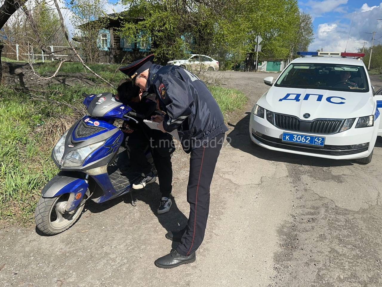 Разрешила 12-летнему сыну кататься на мопеде: в Ленинске-Кузнецком женщину привлекли к ответственности