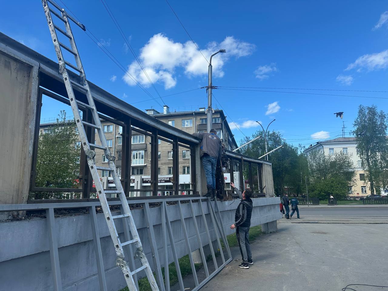 В Кировском районе в Кемерове демонтировали Доску почета