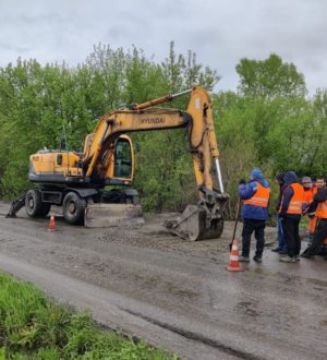 На Нижнепролетарской в Новокузнецке делают ямочный ремонт
