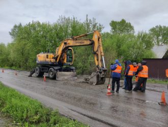На Нижнепролетарской в Новокузнецке делают ямочный ремонт