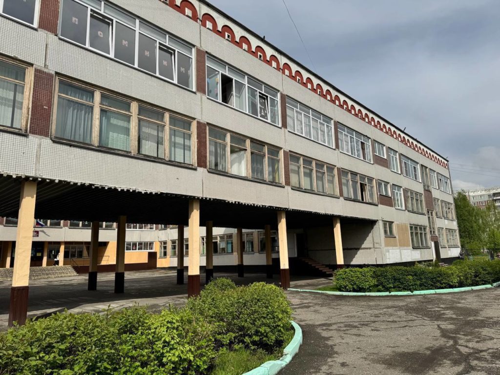 В Новокузнецке вместо заброшенной спортплощадки у школы №65 появится новый стадион
