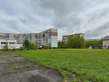 В Новокузнецке вместо заброшенной спортплощадки у школы №65 появится новый стадион