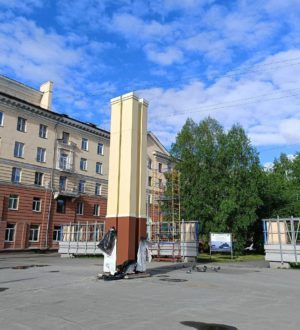 В Кировском районе Кемерова завершился монтаж стелы для часов  