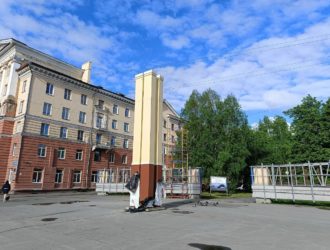 В Кировском районе Кемерова завершился монтаж стелы для часов  