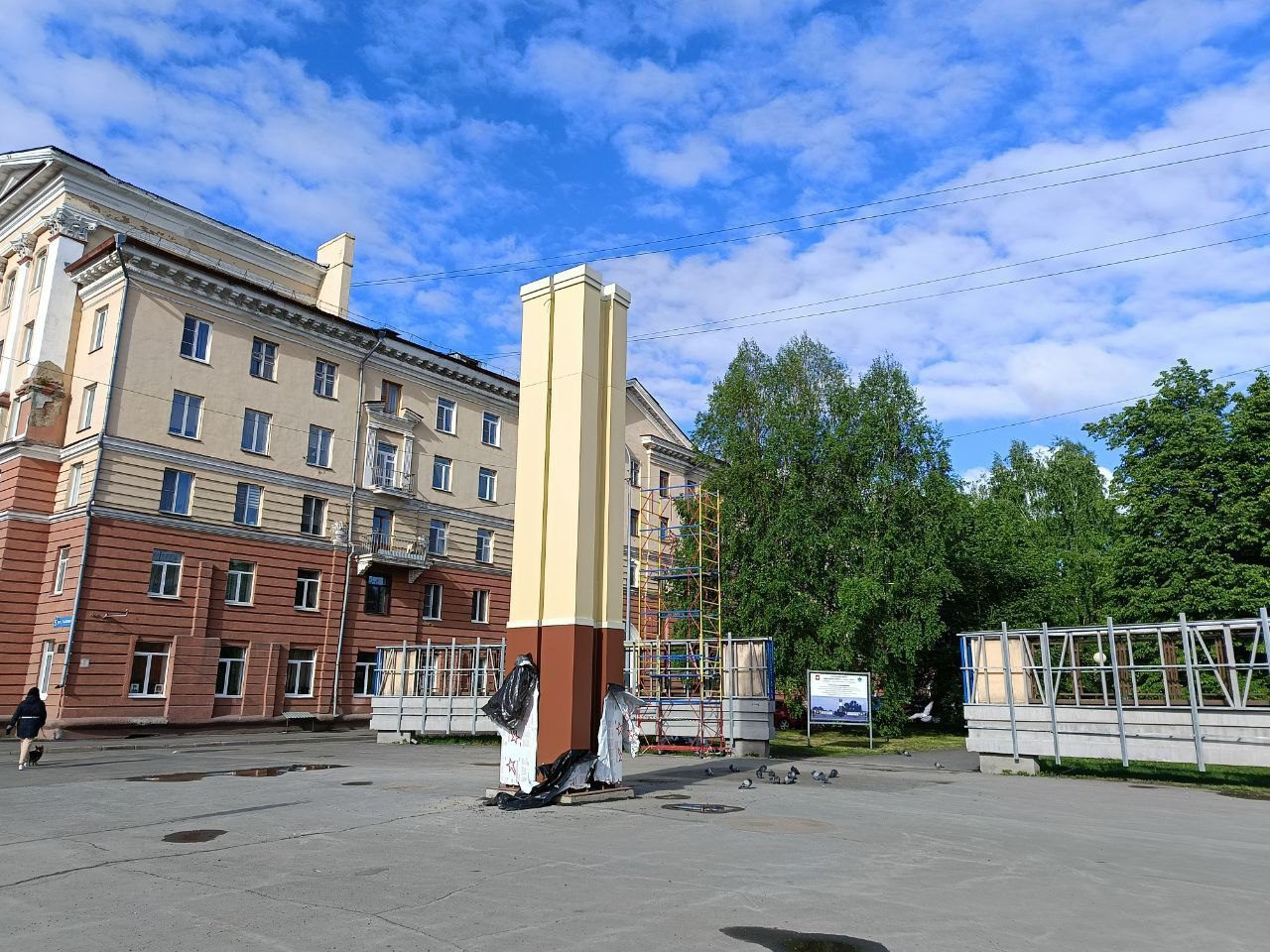 В Кировском районе Кемерова завершился монтаж стелы для часов