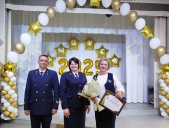 Работники АО «СУЭК-Кузбасс» поздравили школьников с последним звонком