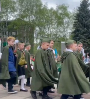 В Новокузнецке впервые прошел детский парад Победы