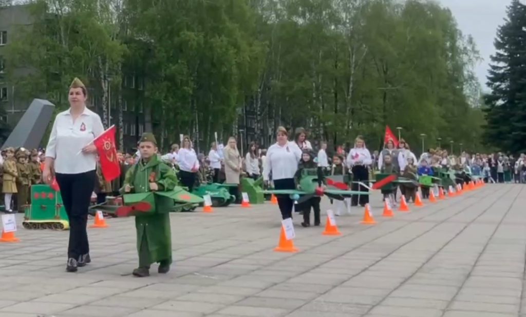 В Новокузнецке впервые прошел детский парад Победы