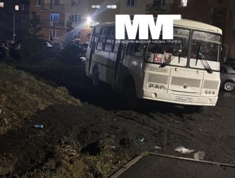 Водителя, парковавшего автобус на газоне, дважды оштрафовали в Междуреченске