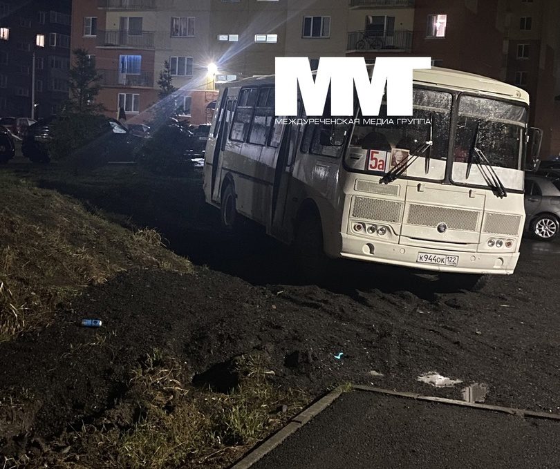 Водителя, парковавшего автобус на газоне, дважды оштрафовали в Междуреченске