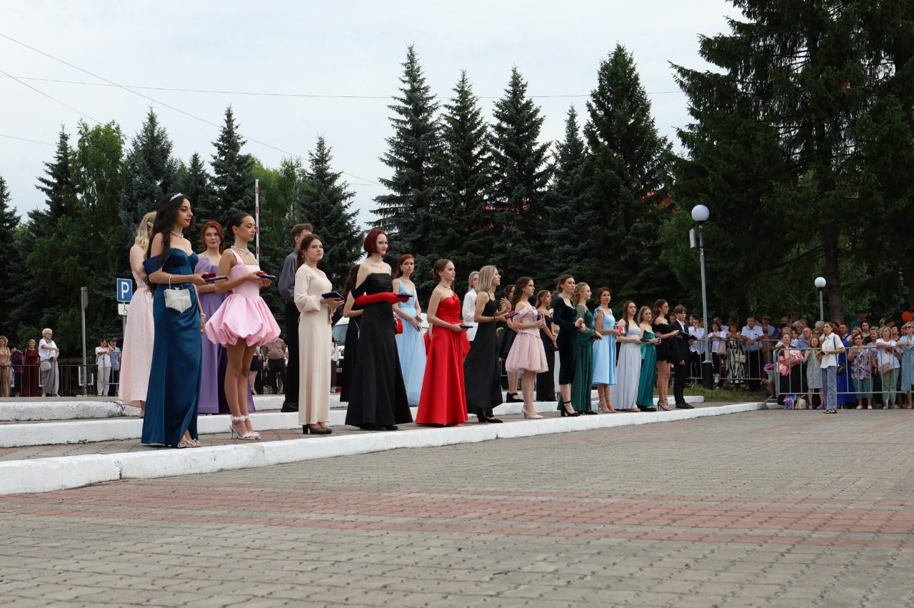 Для 9 265 кузбасских одиннадцатиклассников проходят выпускные балы