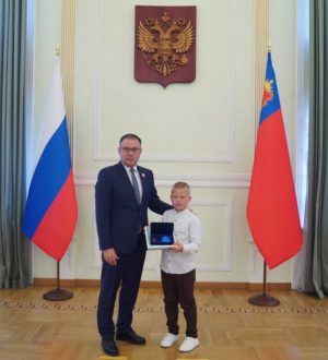 Илья Середюк вручил награды кузбассовцам ко Дню России