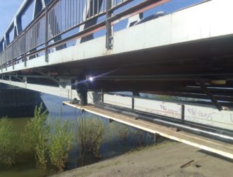 В Новокузнецке заменили канализационный трубопровод под Байдаевским мостом