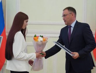 Губернатор Илья Середюк наградил юных архивистов Кузбасса
