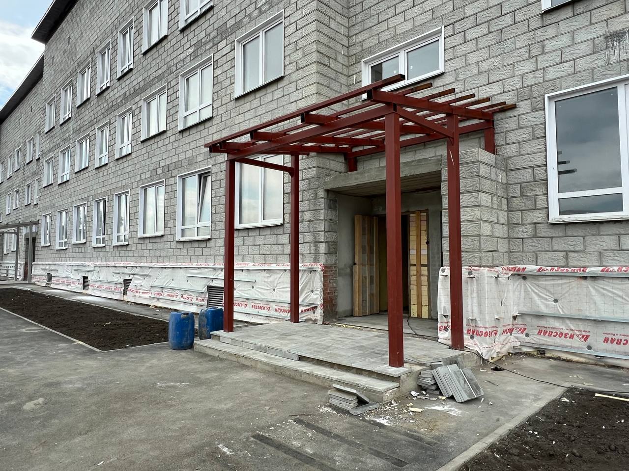 Строительство многоквартирного дома для детей-сирот в Яе отстает от графика