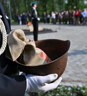 В Кемерово доставили землю с мест захоронений воинов-кузбассовцев под Москвой