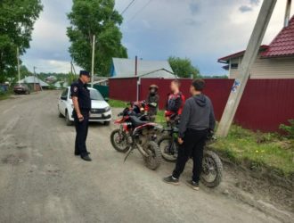В Березовском инспекторы ДПС ссадили с мотоциклов группу школьников