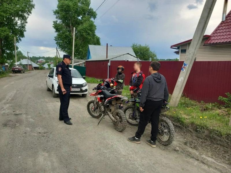 В Березовском инспекторы ДПС ссадили с мотоциклов группу школьников
