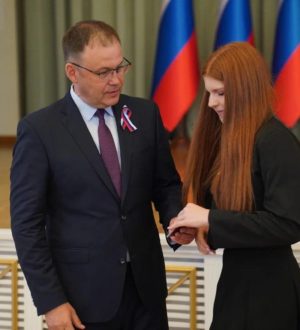 Губернатор Кузбасса вручил юным талантам первые в их жизни паспорта