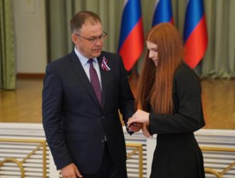 Губернатор Кузбасса вручил юным талантам первые в их жизни паспорта