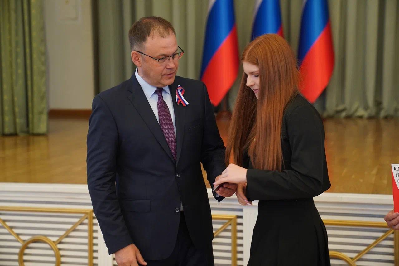 Губернатор Кузбасса вручил юным талантам первые в их жизни паспорта