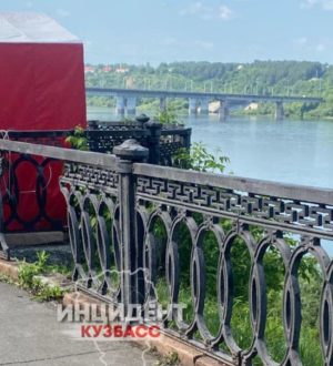 Металлическое ограждение упало на ребенка на набережной в Кемерове