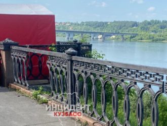 Металлическое ограждение упало на ребенка на набережной в Кемерове