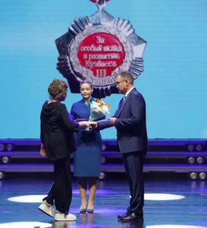 Илья Середюк поздравил кузбасских медиков и вручил заслуженные награды